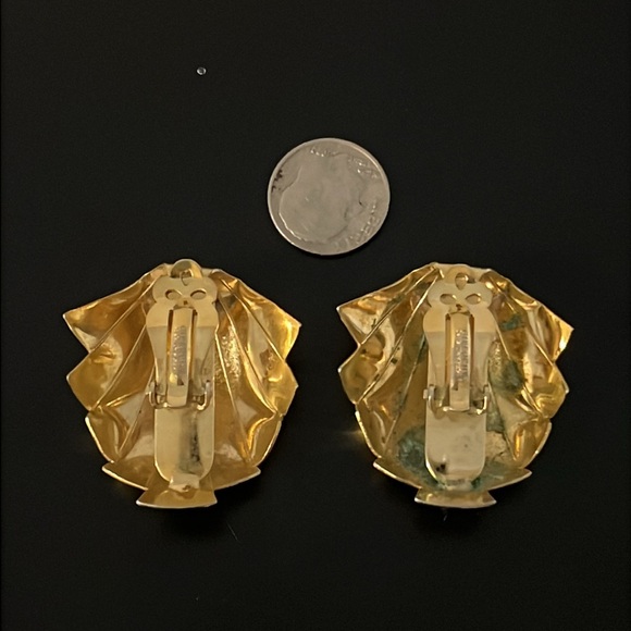 Y2K Givenchy Shiny Gold Plated Etched Abstract Runway Clip Earrings - Picture 13 of 15